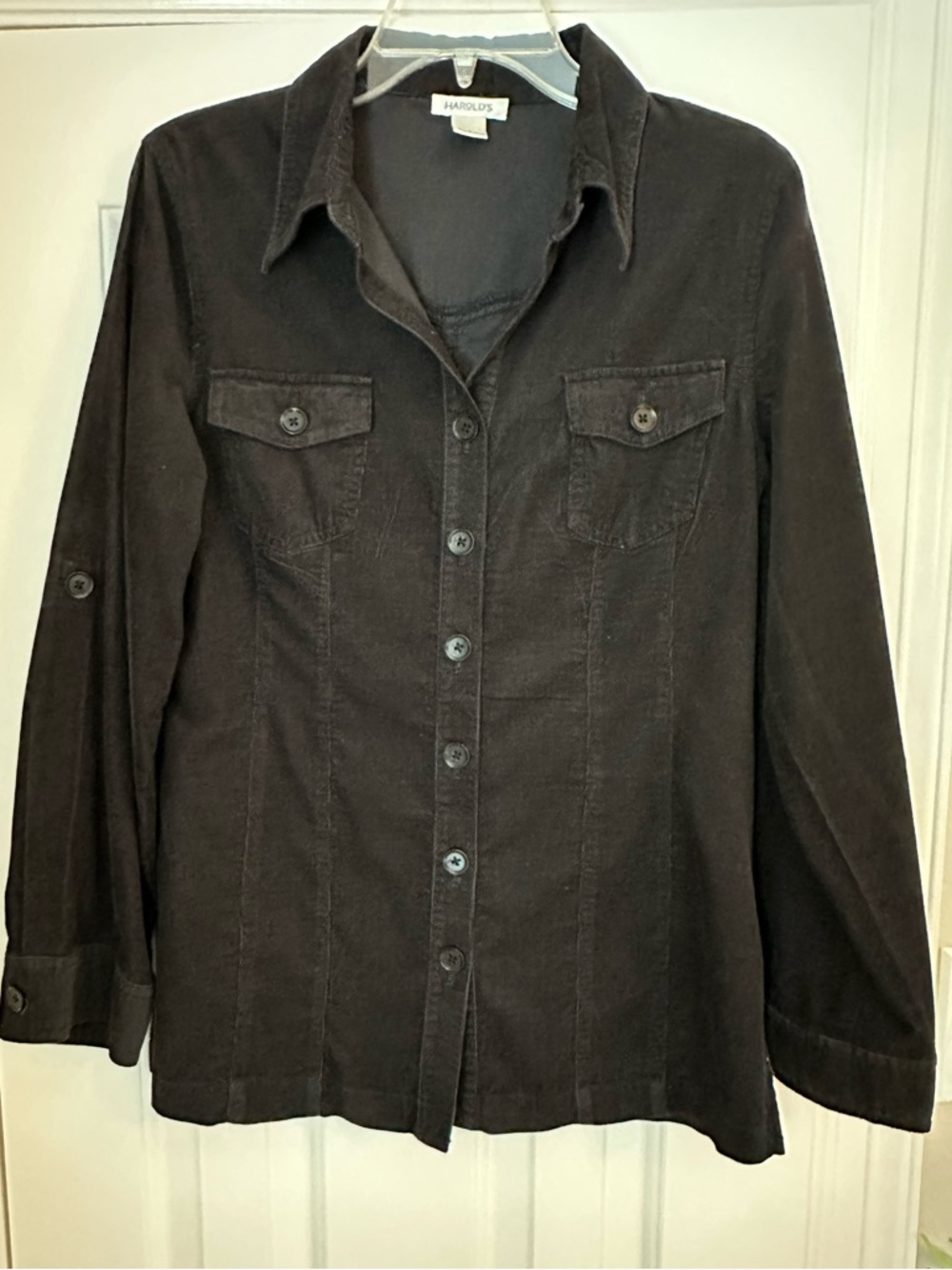 Harold’s, Fine Whale Corduroy, Black Button Down Top
Sz M
Very Good Condition